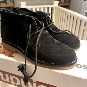 New Hush Puppies booties size 6.5